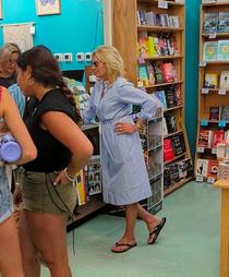 https://media.shelf-awareness.com/theshelf/2023_Edit_Content/jill_biden_at_browseabout_080223.jpg